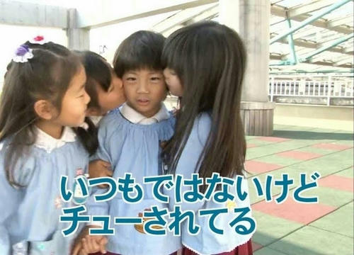 a-kid-getting-moteki-in-a-age-of-kindergarden.jpg