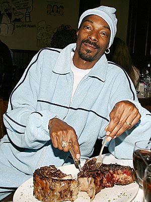 snoopdog-with-a-jumbo-steak.jpg