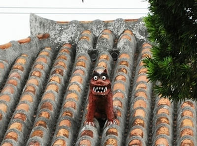 ★鎮座するシーサー★