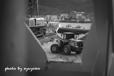 ★猛スピードで土砂を運ぶショベルカー★