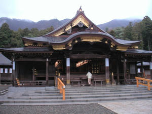 画像:弥彦神社 拝殿