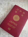 パスポートに貼られるビザは滞在には必須