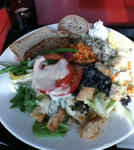 サラダビュッフェで栄養満点、お腹満杯!