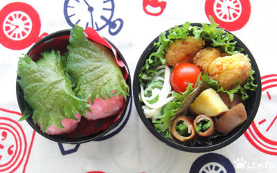 今日のMy弁当「桜餅風おにぎりとにんじんベジ団子」