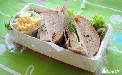 今日のMyあさべん「車内で食べるベーグルサンド」