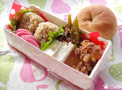 今日のMy弁当「壬生菜おにぎり＆じゃがいものそぼろ煮」