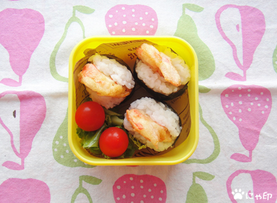 今日のミニ弁当「天むす？　いえいえ、かにかまおにぎりです。」