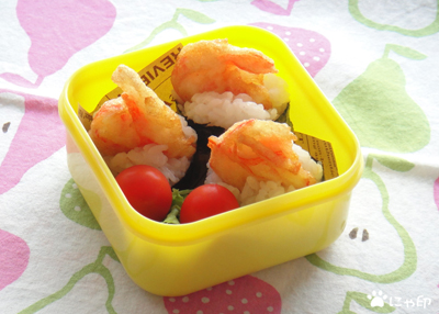 今日のミニ弁当「天むす？　いえいえ、かにかまおにぎりです。」