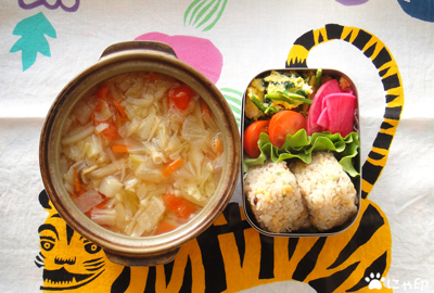 今日のMy弁当「みそ味デトックススープ＆揚げ玉おにぎり」