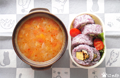 今日のMy弁当「ピリ辛みそデトックススープ＆ゆかりの裏巻き寿司」