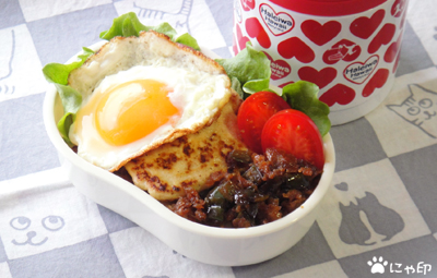 今日のMy弁当「冷凍豆腐そぼろとピーマンのオイスター炒めと豆腐ステーキのっけ丼」