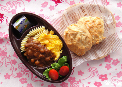 今日のMy弁当「ソーダブレッド。と、玉子とパスタのカレーがけ」