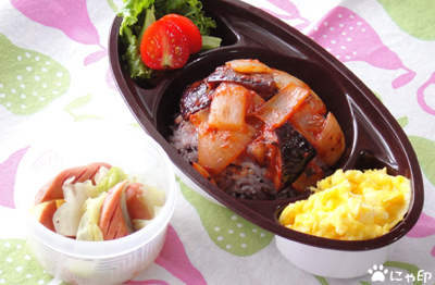 今日のMy弁当「キャベツとウインナーのブイヨン煮込み。野菜のケチャ炒め丼とか。」