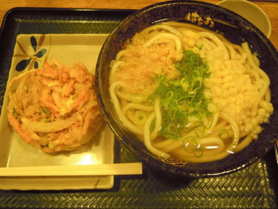 はなまるうどんのかけうどん＋野菜のかき揚げ