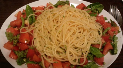 トマトとバジルのパスタ