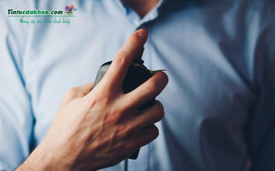 Xịt nước hoa trực tiếp lên quần áo