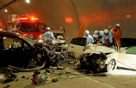 国道８号のトンネル内の衝突事故