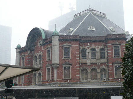 雪の東京駅