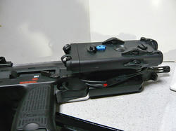 東京マルイMP7A1とAN/PEQ-2