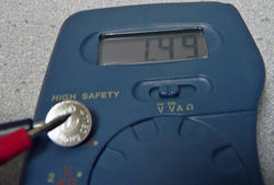 光学機器とボタン電池