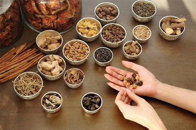 Điều trị bệnh xương khớp bằng thảo được Đông Y