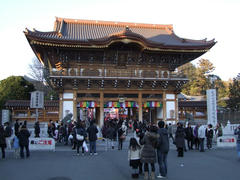 かなり立派な新勝寺総門