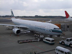 右側には、渦中の日本航空の姿が…