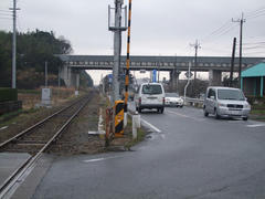 東清川駅～横田駅間では、館山自動車道を潜ります…しかし、車の交通量は結構多い…