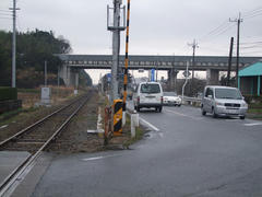 東清川駅～横田駅間では、館山自動車道を潜ります…しかし、車の交通量は結構多い…