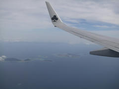こちらは、那覇空港に着陸する１０分くらい前です…伊平屋島、伊是名島だと思います