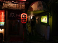 看板の中の道を抜け、２階に上がるとお店です