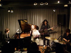 Kuro に出演されている江梨香さんは、１ステージと２ステージの間に自分の曲を披露♪