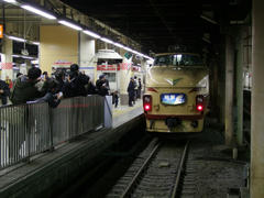 夜が明けて到着した上野駅では、朝6:00頃だというのに写真を撮る人が絶えませんでした
