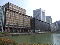 左の赤っぽい建物が東京會館です