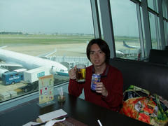 これから乗る飛行機（下のキャセイの便です）を眼下に、ベトナムで最後の祝杯？