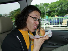 沖縄の醍醐味、レンタカーの中でハンバーガー