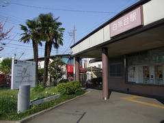 出口には、武蔵野台駅までの道程が記されています