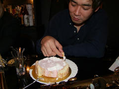 変なケーキの食べ方…