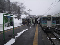 南小谷駅に到着…右はＪＲ東日本の１１５系