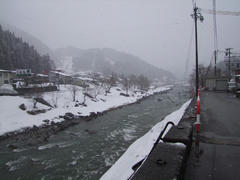 南小谷駅前を流れる姫川