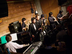 写真は前回のライブ時のものです