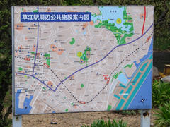 草江駅前にあった、駅周辺のマップ…空港と接近した位置関係がお分かりでしょうか…？