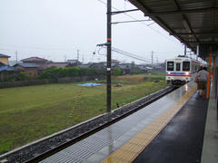 新山口駅行きの電車が到着