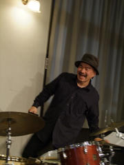 楽しそうな表情を浮かべた、兄伸也さん
