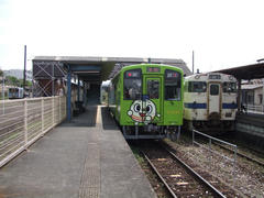 田川後藤寺駅にて…右はＪＲ線