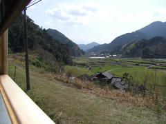 山沿いを走っているのが分かります