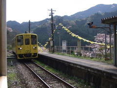 単線なので、駅で列車の擦れ違いをするのが基本です