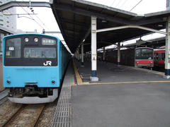新浦安駅にて接続中…写真のどちらの車両も、今後は見られなくなる可能性が大です