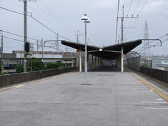 当駅とは別の場所を通過していく武蔵野線を望める、二俣新町駅にて