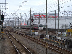 新習志野駅に到着する２０５系電車